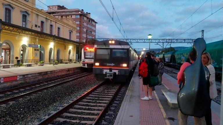 Unos jóvenes se cuelan en la cabina de un tren de Rodalies