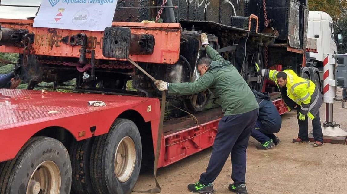 La mítica locomotora de vapor de Valls viatja fins a Móra la Nova per garantir la seva conservació