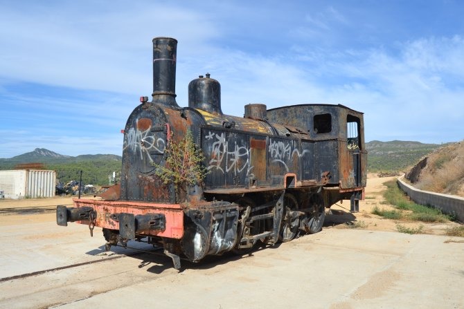 La locomotora de vapor SM13 de Valls, rueda de nuevo y entra en el taller del Museo del Ferrocarril por su futura rehabilitación.